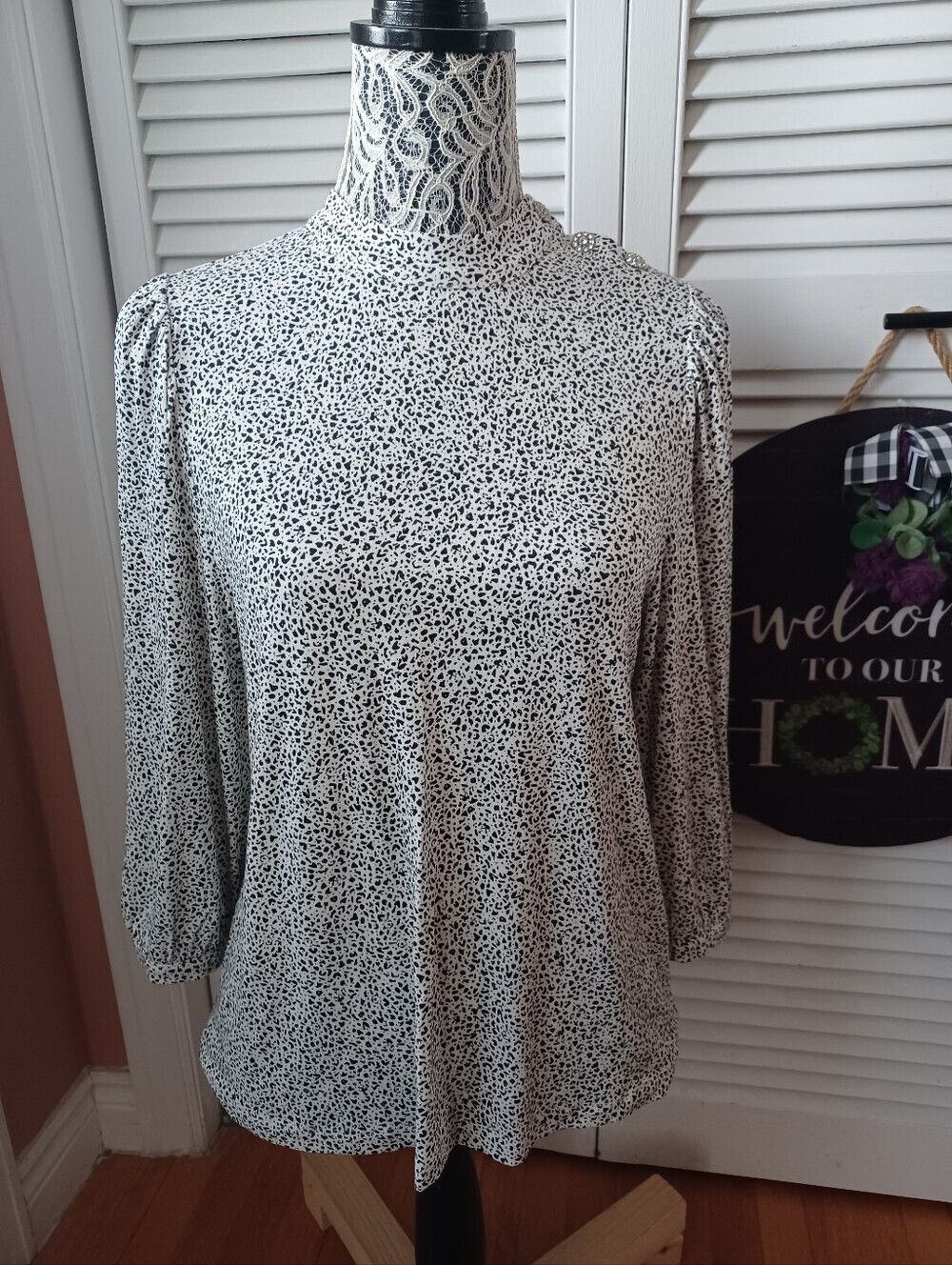 Reitmans Medium White Black Speckled Mock Neck 3/4 Sleeve Rhinestone Details